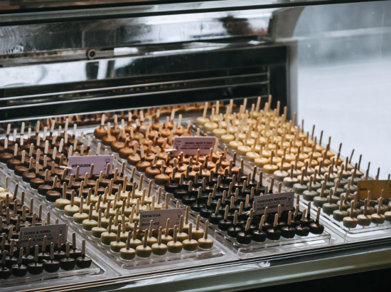 ESCAPARATE CON POLOS BOMBÓN